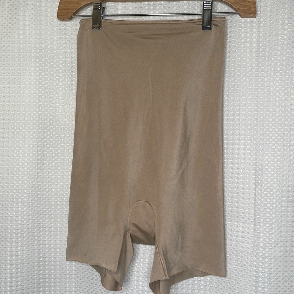 Spanx Mid-Thigh Shaping Shorts Short Shapewear Beige Stretch Sz M